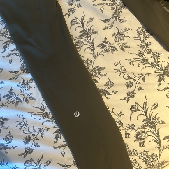 size 4 and a forest green colour - Picture 2 of 3